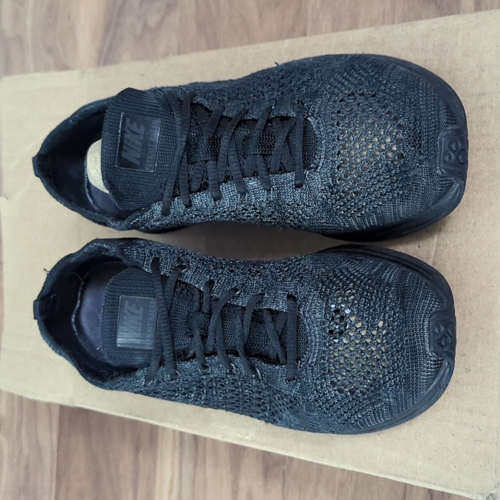 SLIGHTLY WORN - NIKE FLYKNITS - SIZE 6 BIG KIDS